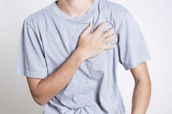 Bệnh nhân có cảm giác đau ngực và cảm giác ngộp thở. (Ảnh: Hello Bacsi)